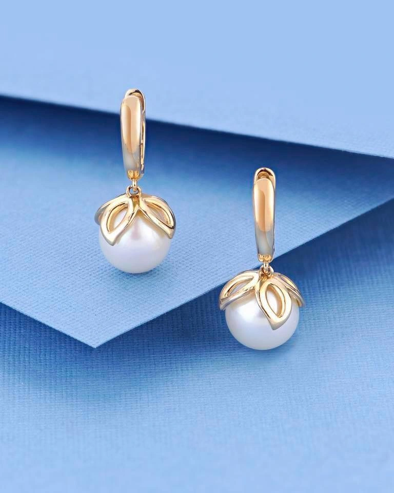 Windsor pearl earrings.